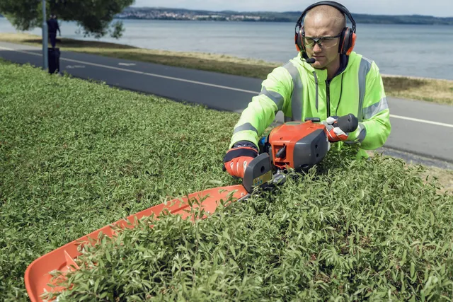 Zintegrowany łapacz liści ułatwia czyszczenie drobnych ścinków z żywopłotu Husqvarna 522HS75X Zintegrowany łapacz liści ułatwia czyszczenie drobnych ścinków z żywopłotu Husqvarna 522HS75X